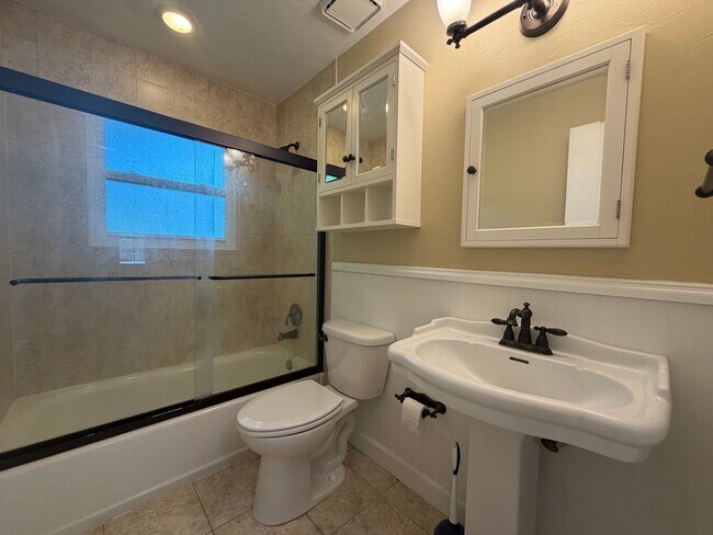 Building Photo - Windward Meadows 3BR/2BA on 1 Acre with Fenced Yard