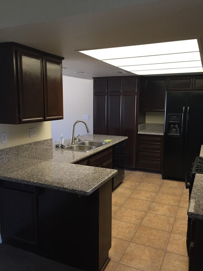 Building Photo - 3 BEDROOM HESPERIA HOME! GREAT LOCATION! SPACIOUS LOT!