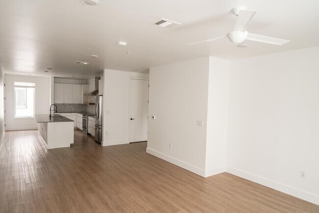 Building Photo - Modern East Austin 2/2 Condo Available Now!