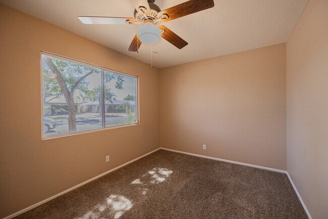 Building Photo - 2812 S Cottonwood Dr