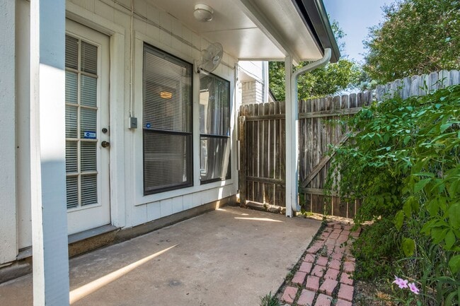 Building Photo - Gorgeous Upgraded 3 Bedroom 2.5 Bath with 2 car garage on Quiet Cul-De-Sac ---Eanes ISD!!