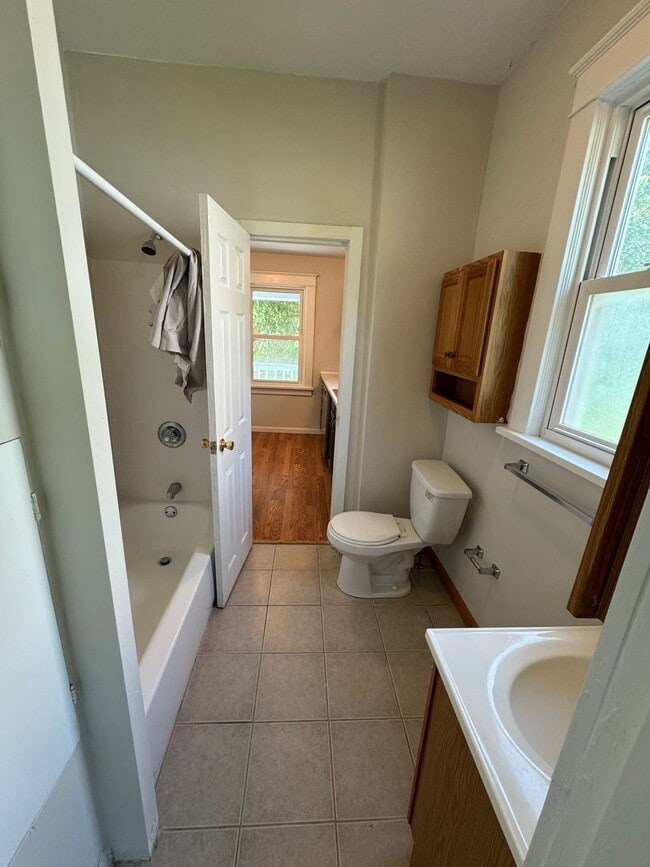 Building Photo - MADISONVILLE - Adorable 2 bed 2 bath cape ...
