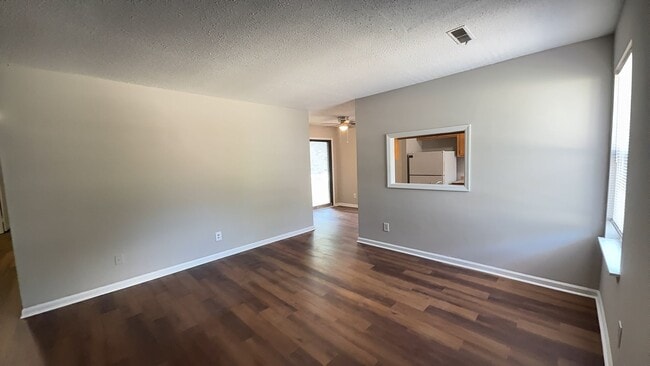 Building Photo - Updated 2 Bedroom Unit!