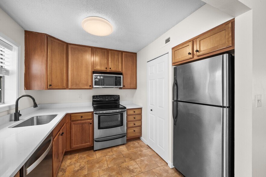 Building Photo - 1614 Thrush Ter