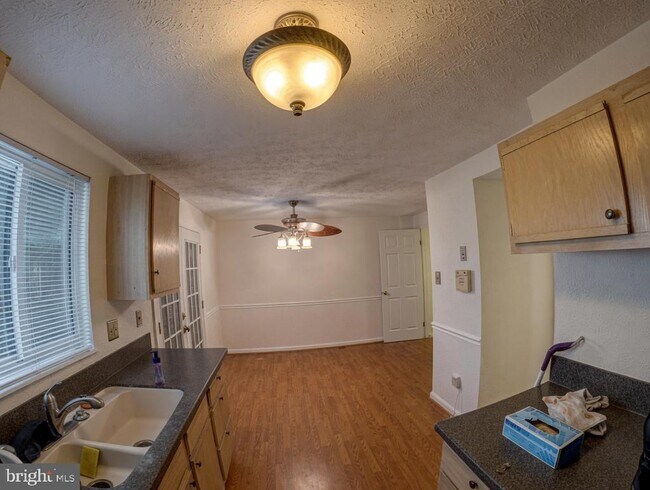 Building Photo - 8112 Parkdale Ct