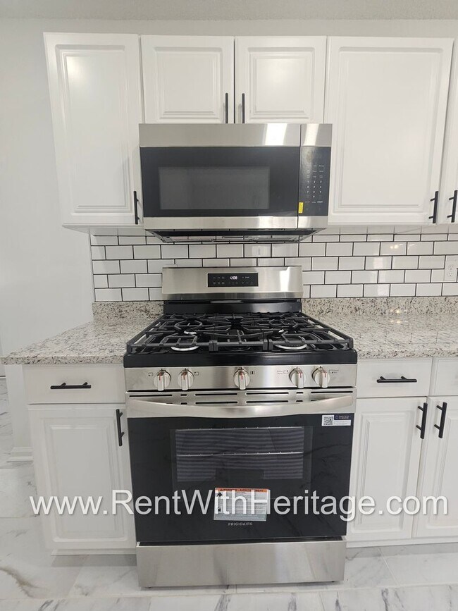 Building Photo - Gorgeous 3bd/ 2.5 bath Home in Popular Nat...