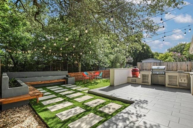 Building Photo - 10916 Sierra Oaks