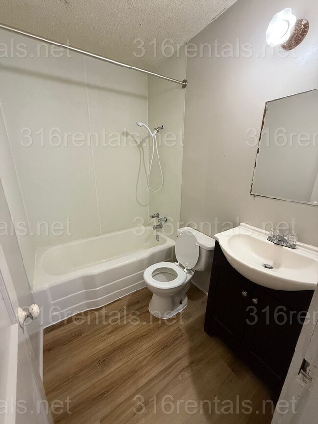 Building Photo - $995 - 3 bedroom / 1 bathroom - Single Fam...