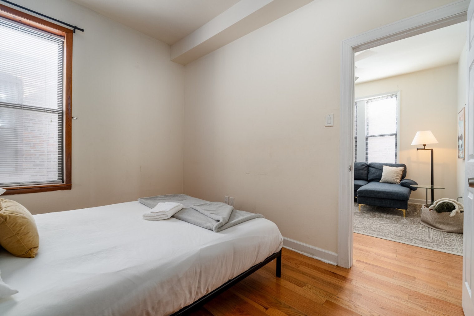 Building Photo - 906 N Damen Ave