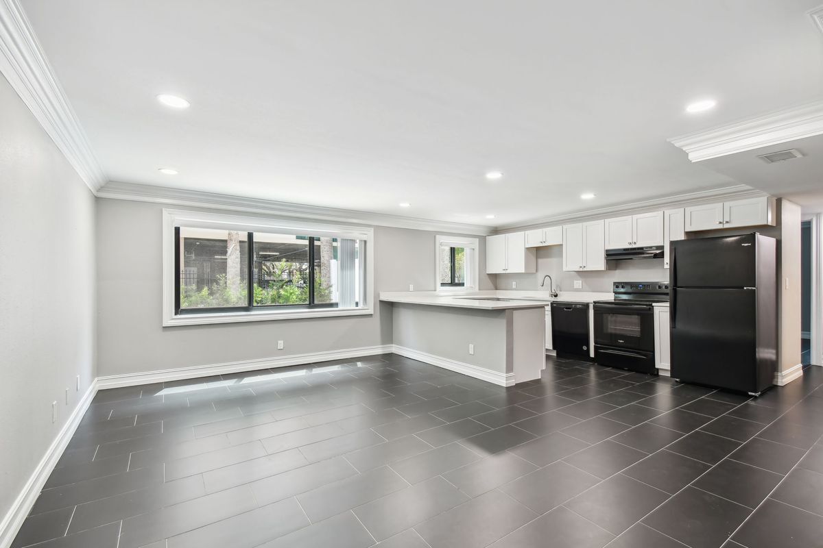Building Photo - 2942 W Bay Dr