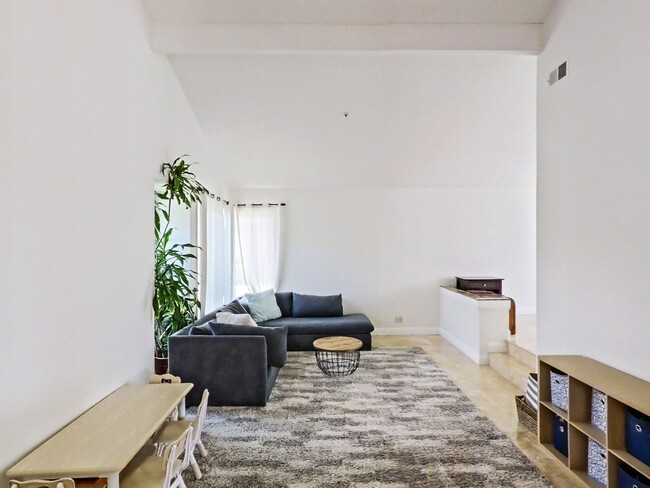 Building Photo - Spectacular 4 bedroom family home with oce...