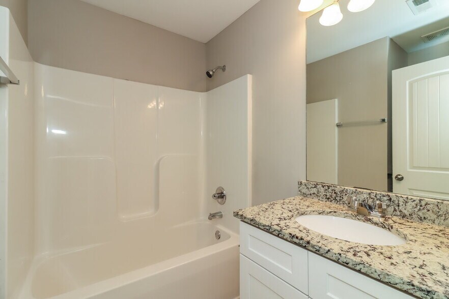 Building Photo - 737 Fieldcrest Dr