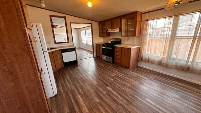 Building Photo - 3 bed 2 bath Mobile Home located in the he...