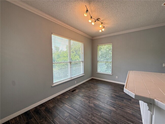 Building Photo - 18033 Broadview Dr