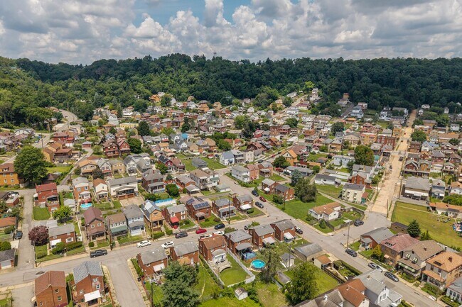 Building Photo - Newly renovated 3 bedroom home in McKees Rocks available now!