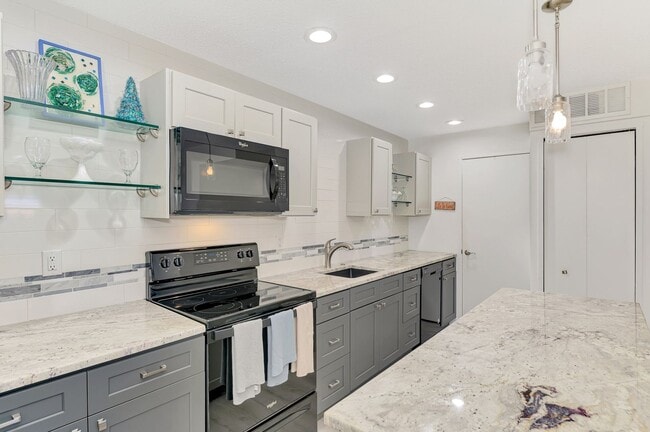 Building Photo - **AVAILABLE STARTING FEBRUARY 2026 FOR UP TO 6 MONTHS **