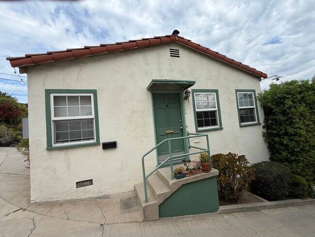 Building Photo - 2938 Rowena Ave