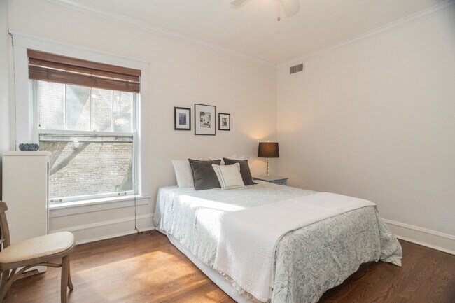 Building Photo - 901 W Ainslie St