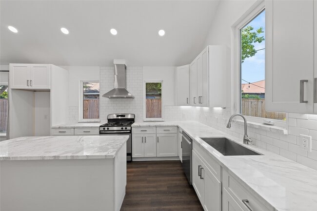 Building Photo - 3211 Cochran St