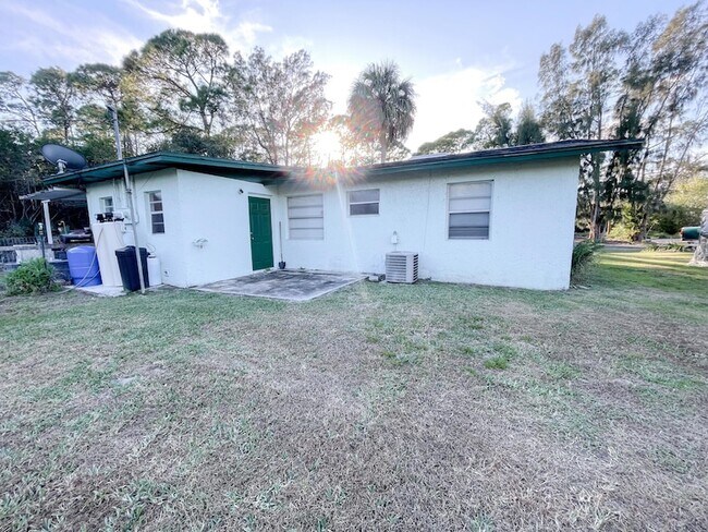 Building Photo - 122 Laidback Way