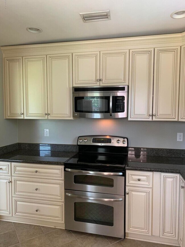 Building Photo - Charming 2/1 in the heart of St. Nicholas