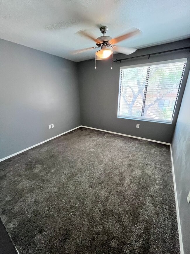 Building Photo - NE-3 bd/ 2bd Condo in gated community!