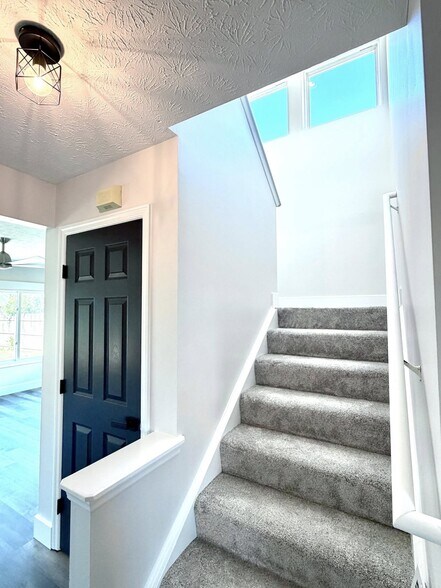 Light filled staircase to second floor - 1200 Bugle Bluff Ct
