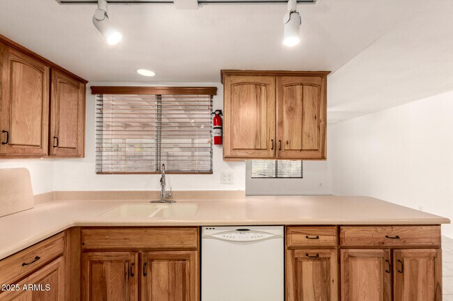 Building Photo - 5603 W Greenbriar Dr