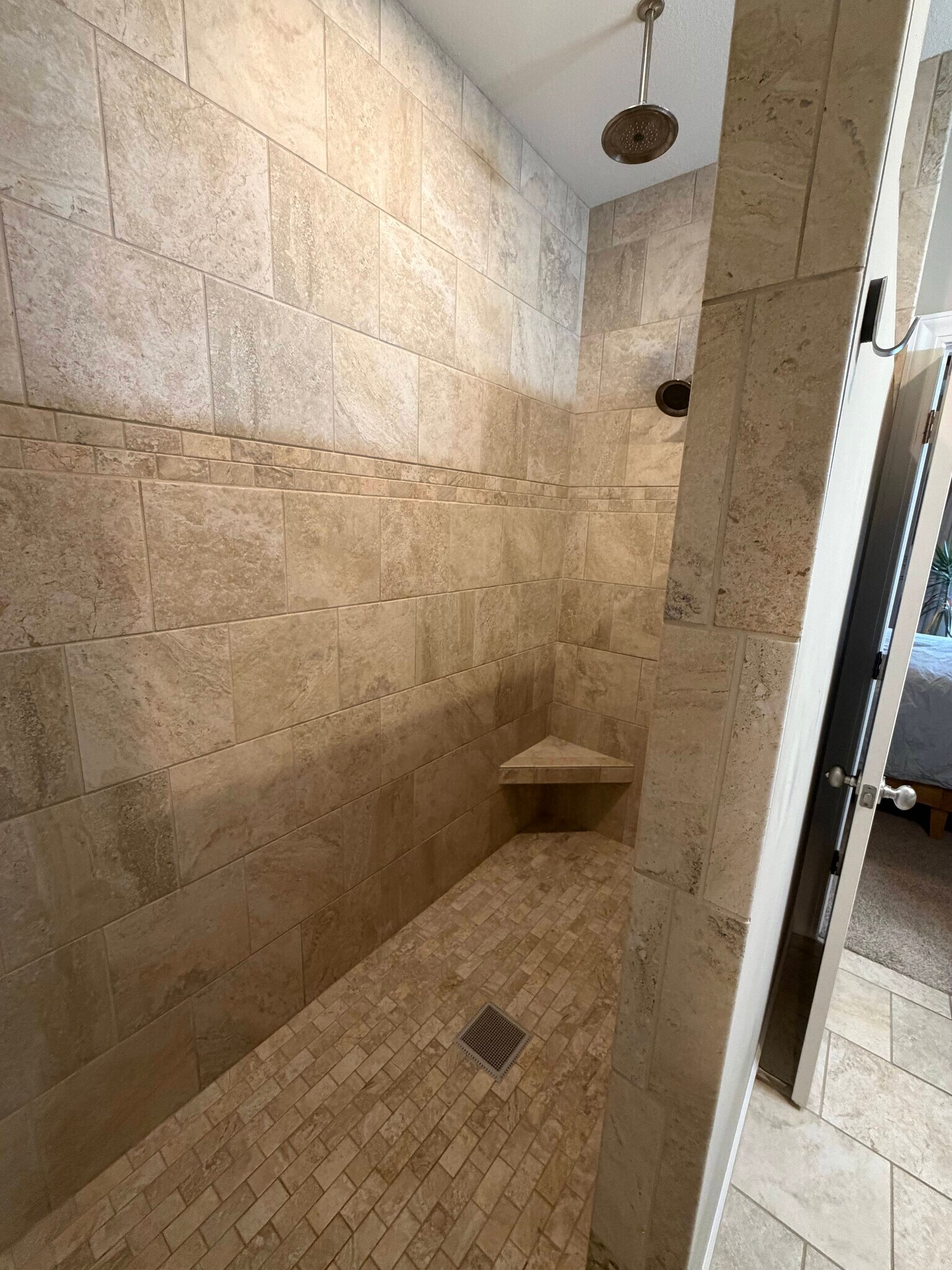 #2 Bath - 630 W Clark St