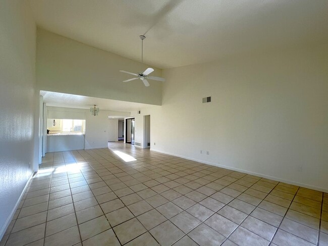 Building Photo - AVAILABLE NOW!  3 Bedroom 2 Bathroom Condo in Sunrise Country Club