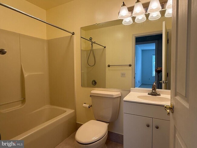 Building Photo - 901 Waters Edge Dr