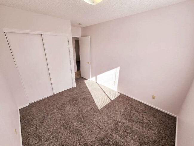 Building Photo - Spacious 4-Bedroom Oasis with Elegant Granite Touches in Vibrant Las Vegas!