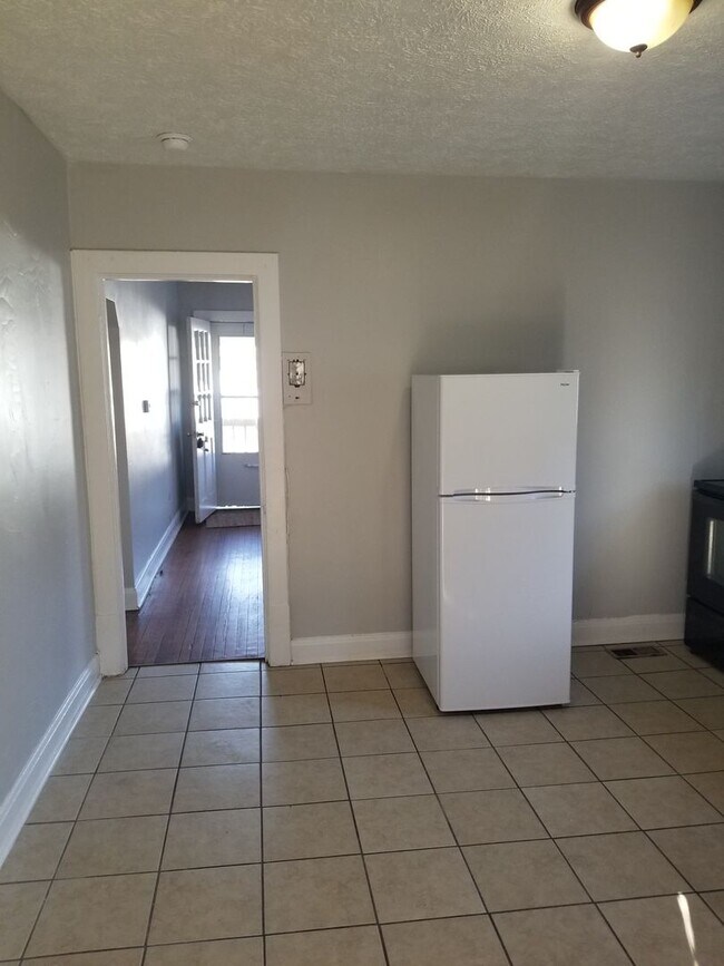 Building Photo - Nice Two Bedroom House Cozy two bedroom house off of Campbell Avenue!