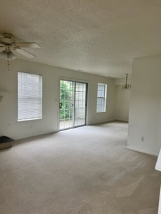 Building Photo - 2 Br 2 Bath