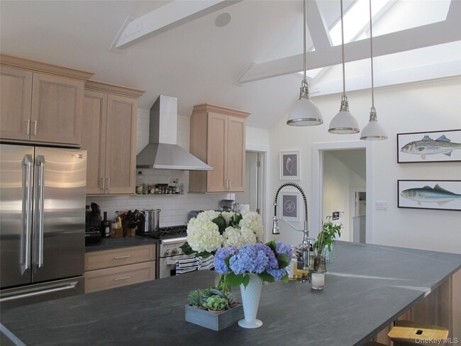 Building Photo - 40 Tuthill Point Rd