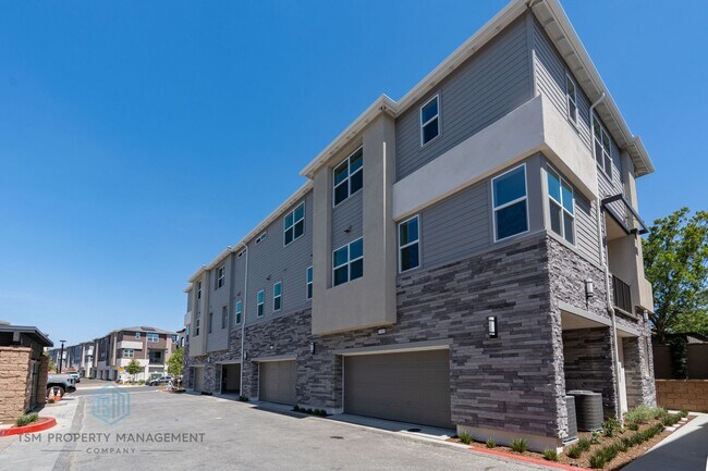 Building Photo - Brand New Built 3 Bed 2.5 Bath Flex Townhouse in Ontario!