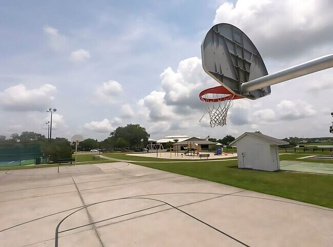 Building Photo - 6084 Willowpointe Cir
