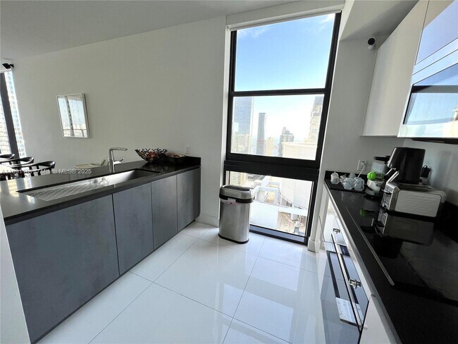 Building Photo - 1010 Brickell Ave