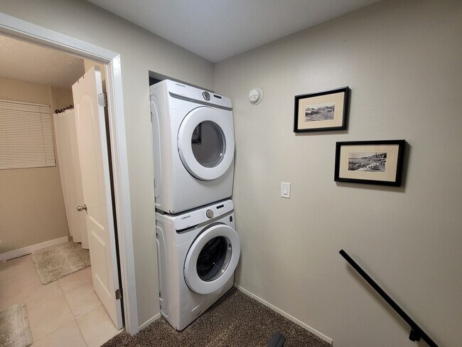 Building Photo - Newly Renovated Townhouse - Pet Friendly!!