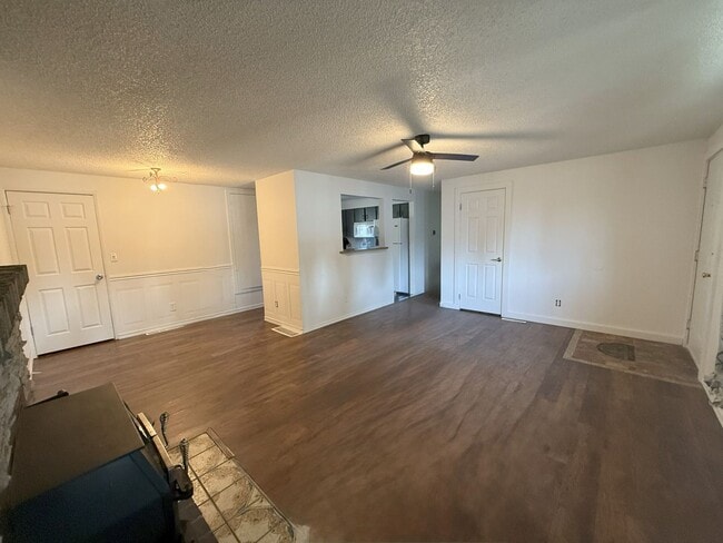 Building Photo - Cozy 4BR Home with Extra Space & Outdoor C...