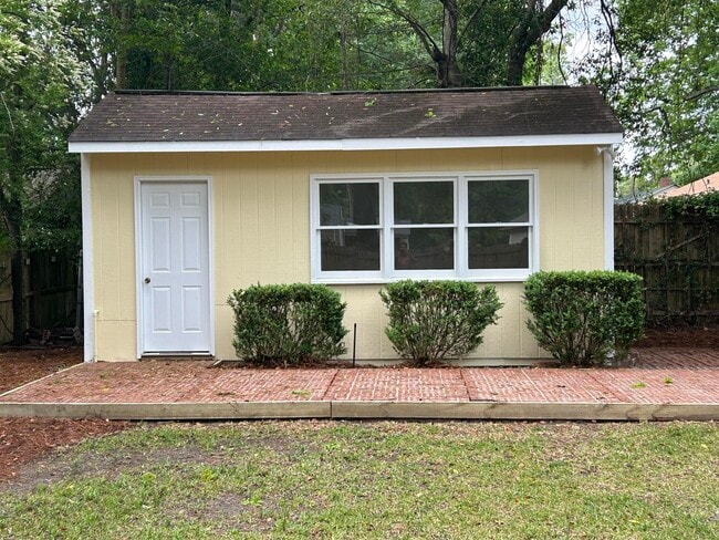 Building Photo - 408 Palm Dr