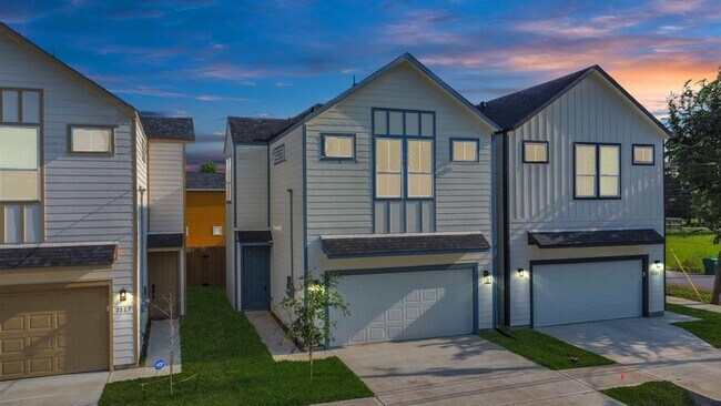 Building Photo - 2119 Esther Dr