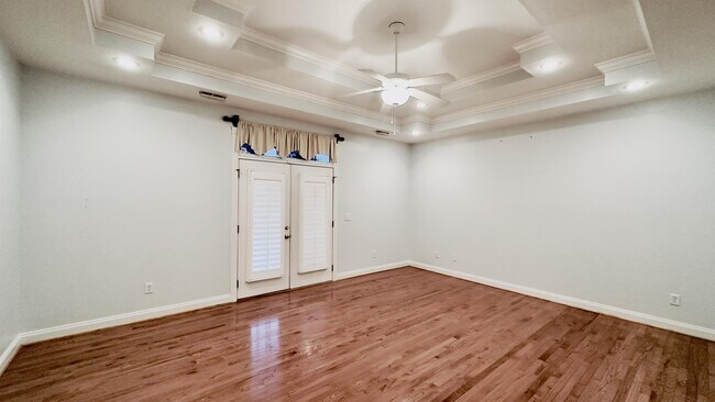 Building Photo - 423 Sterling Dr