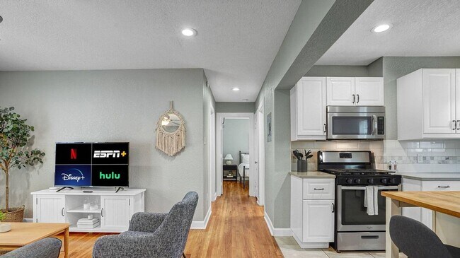 Building Photo - Charming 2-bedroom, 1-bathroom apartment!