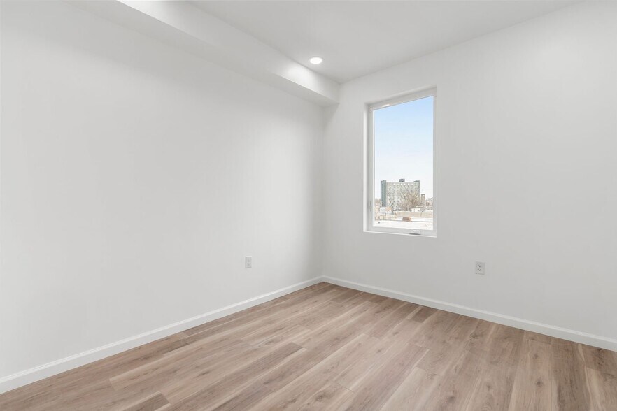 Building Photo - 4512 Lancaster Ave