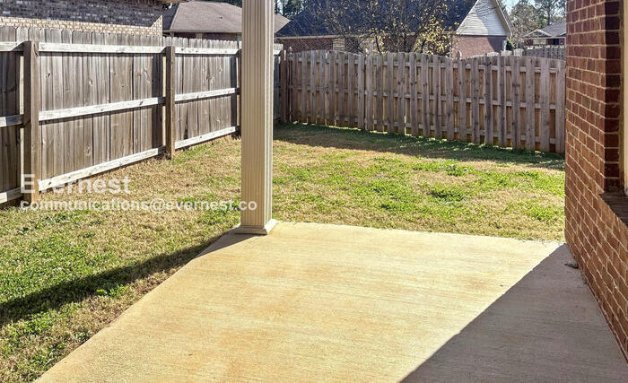 Building Photo - 215 Village Springs Dr