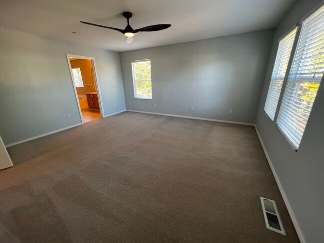 Building Photo - Dupont 4 bedroom plus loft home