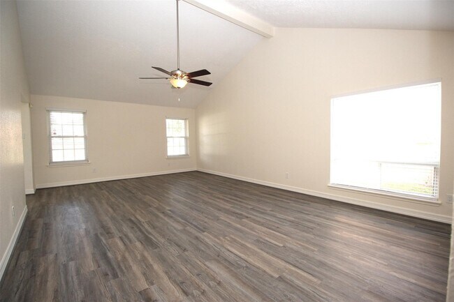 Building Photo - 805 Willow Creek Dr