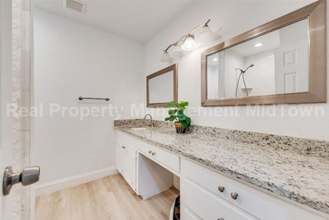 Building Photo - Stunning 4-Bedroom Retreat with Designer T...