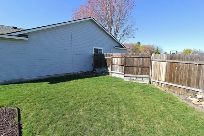 Building Photo - 725 E Wakely St